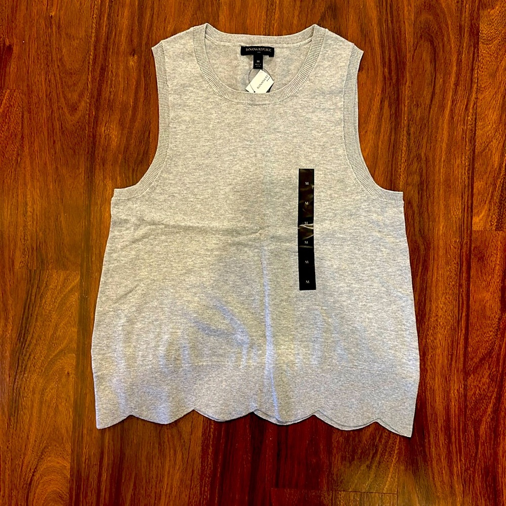 Banana Republic
Scalloped gray sleeveless sweater